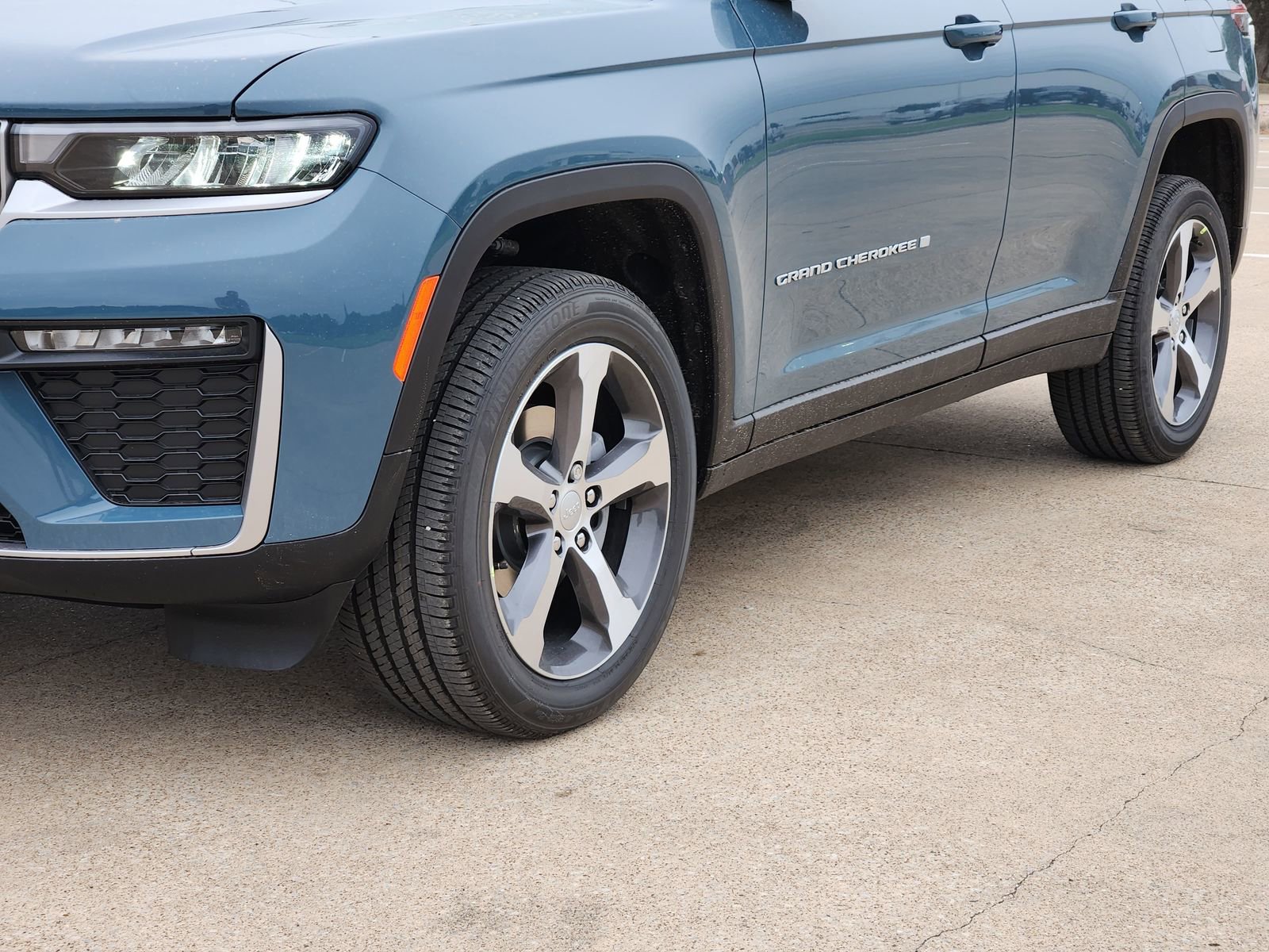 New 2026 Jeep Grand Cherokee Limited RWD image 12