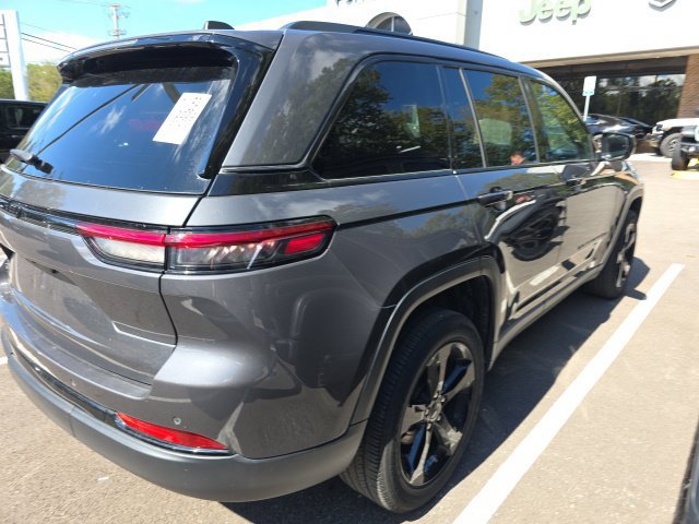 Used 2024 Jeep Grand Cherokee Altitude AWD/4WD image 7