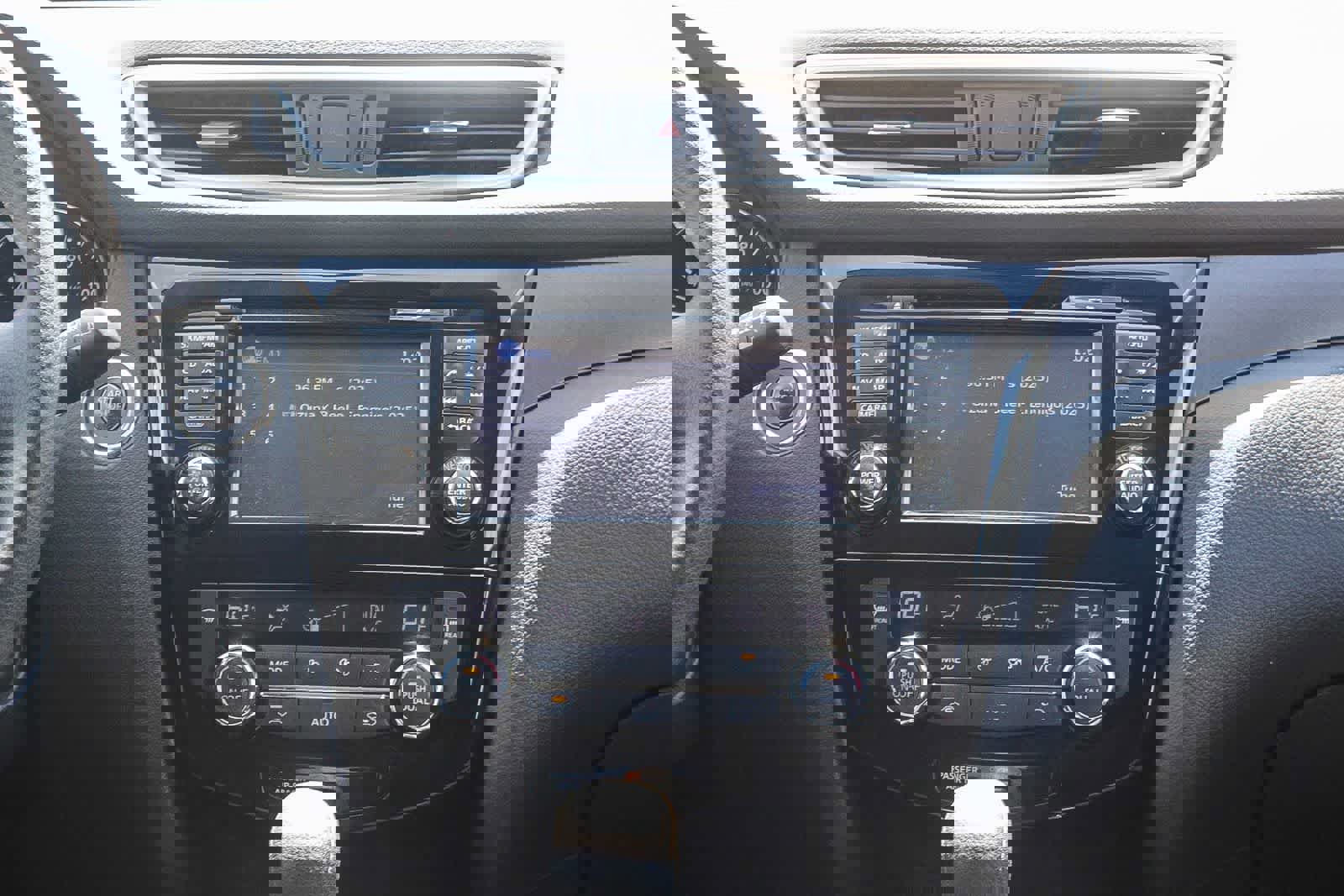 Used 2016 Nissan Rogue SV w/ SV Premium Package image 21