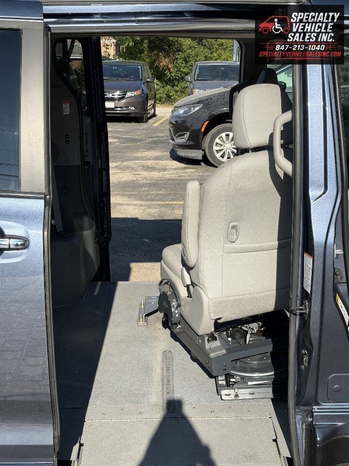 Used 2016 Toyota Sienna XLE FWD image 24