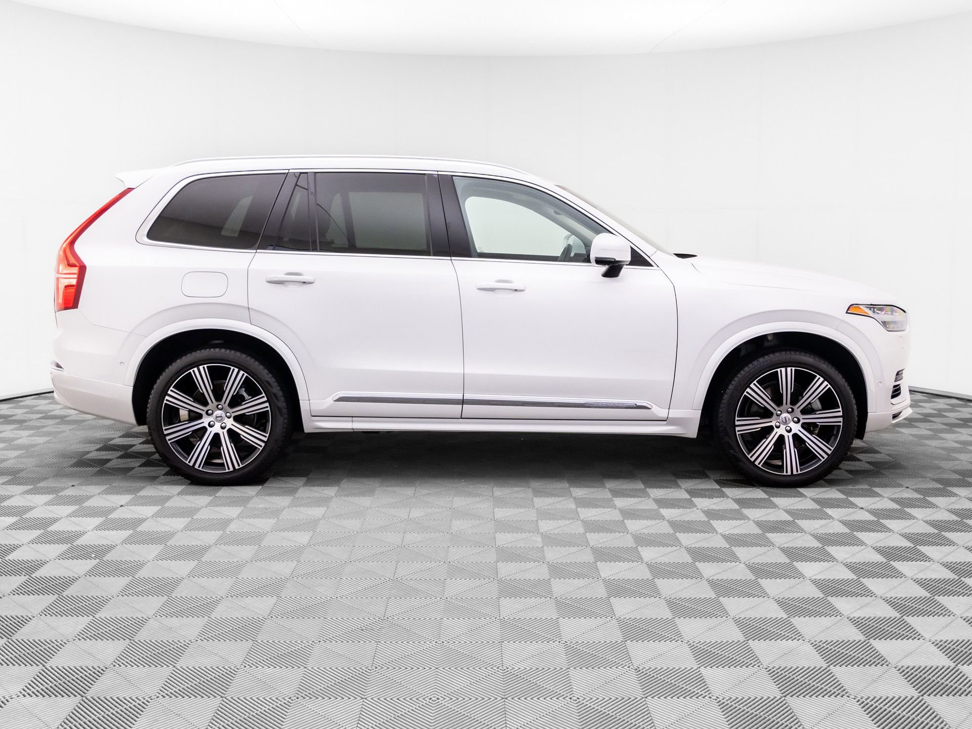Used 2023 Volvo XC90 T8 Plus w/ Protection Package Premier image 6