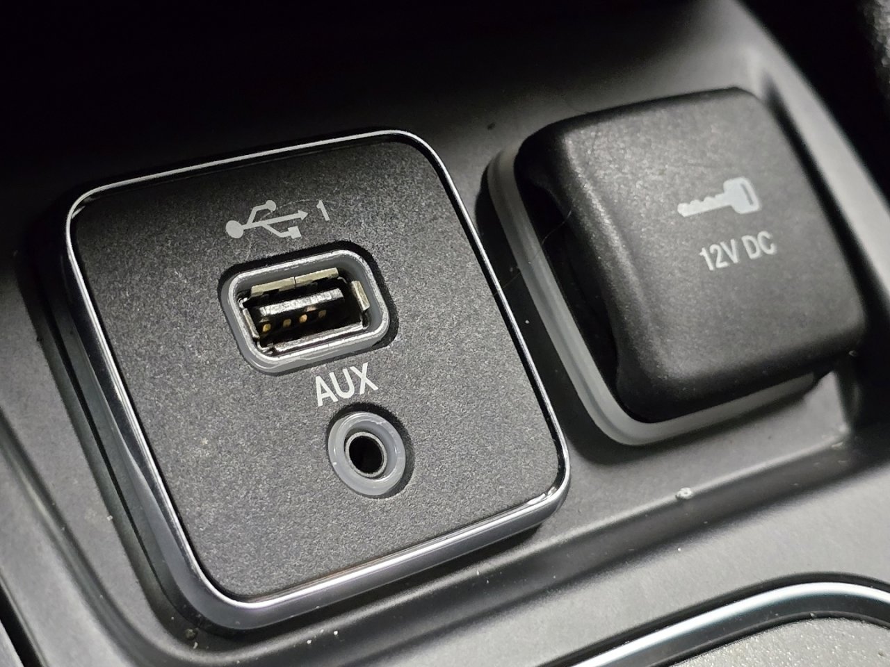 Used 2020 Jeep Cherokee Trailhawk AWD/4WD image 25