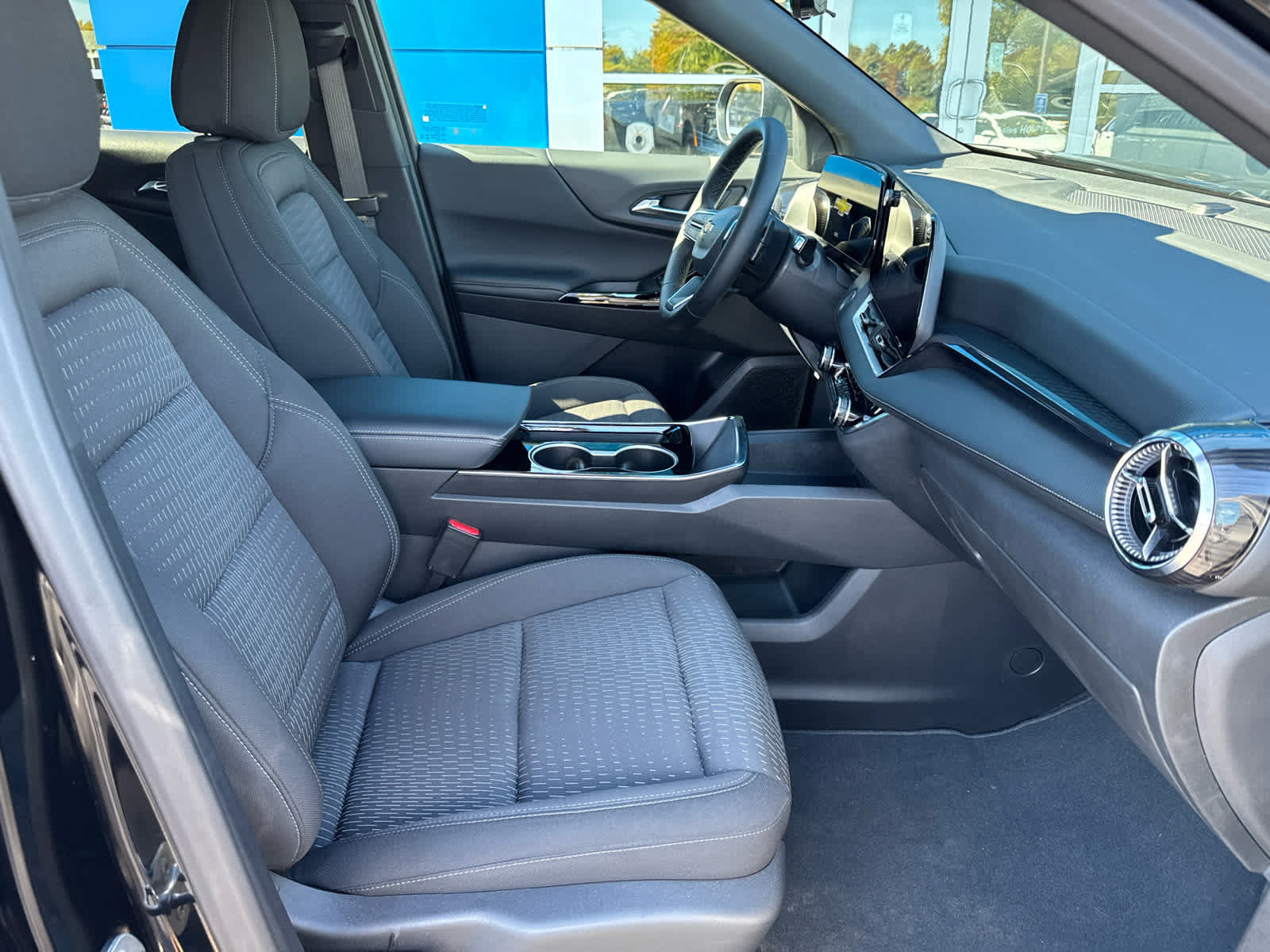 Used 2025 Chevrolet Equinox LT w/ Safety and Technology Package FWD image 4