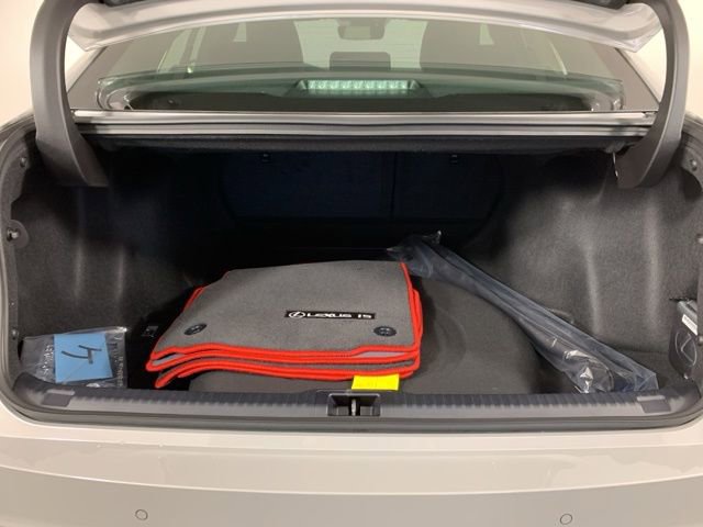 Used 2025 Lexus IS 500 w/ F-Sport Performance image 13