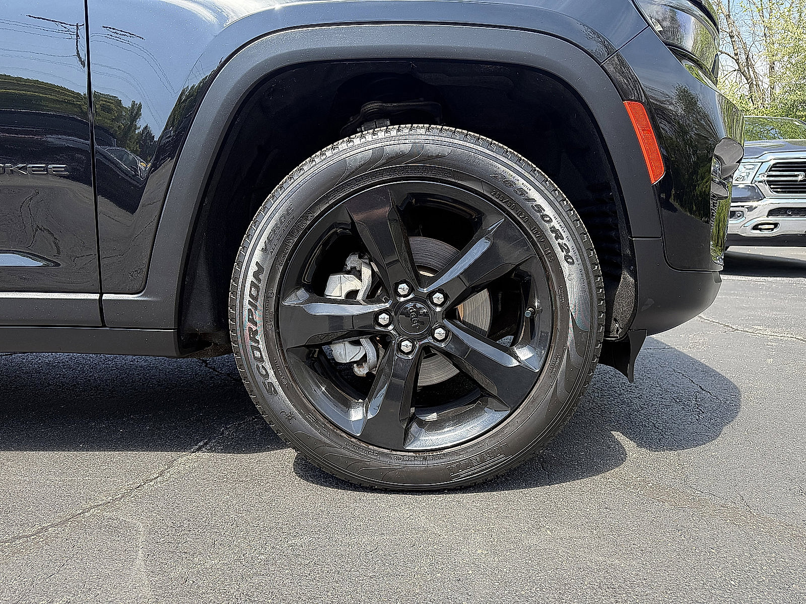 Certified 2023 Jeep Grand Cherokee Limited w/ Black Appearance Package AWD/4WD image 9