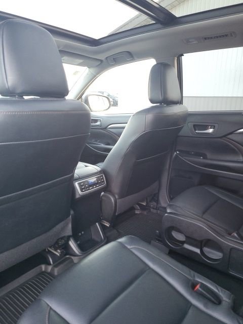 Used 2017 Toyota Highlander Limited Platinum image 12