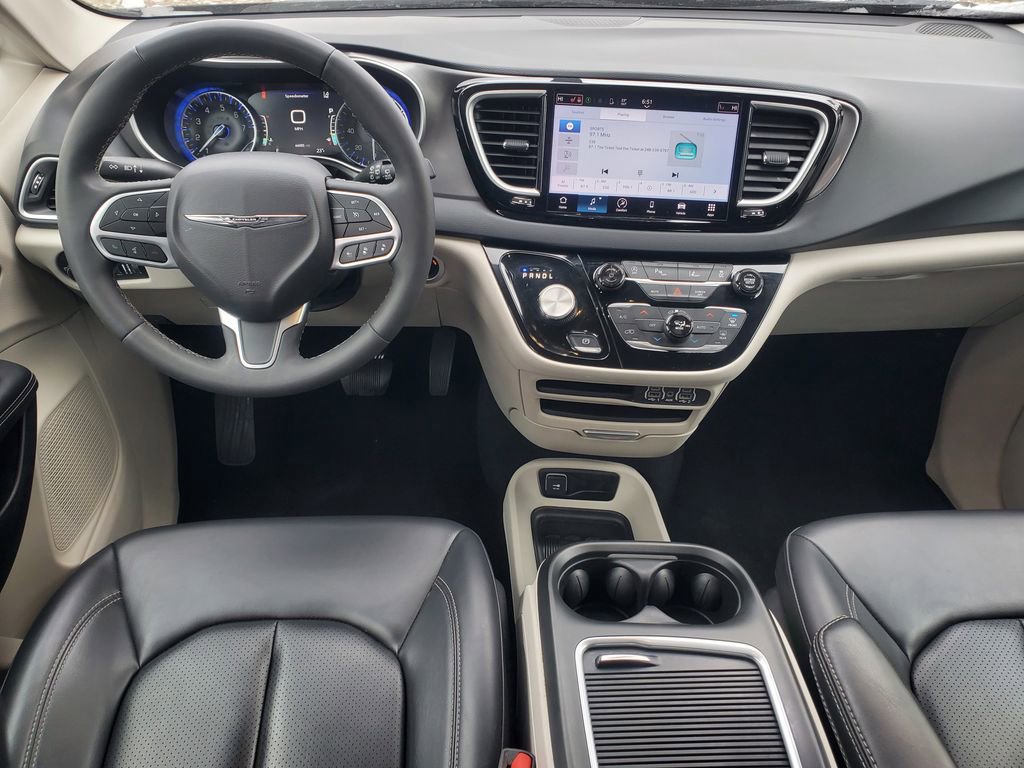 Used 2023 Chrysler Pacifica Touring-L image 33