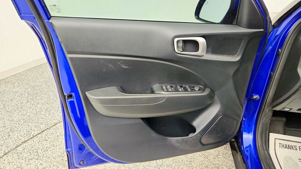 Used 2023 Hyundai Venue SEL FWD image 11