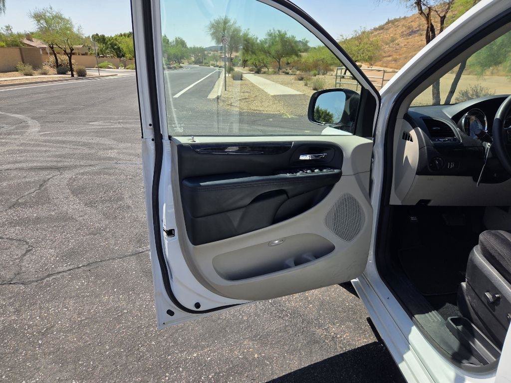 Used 2015 Dodge Grand Caravan SXT FWD image 9
