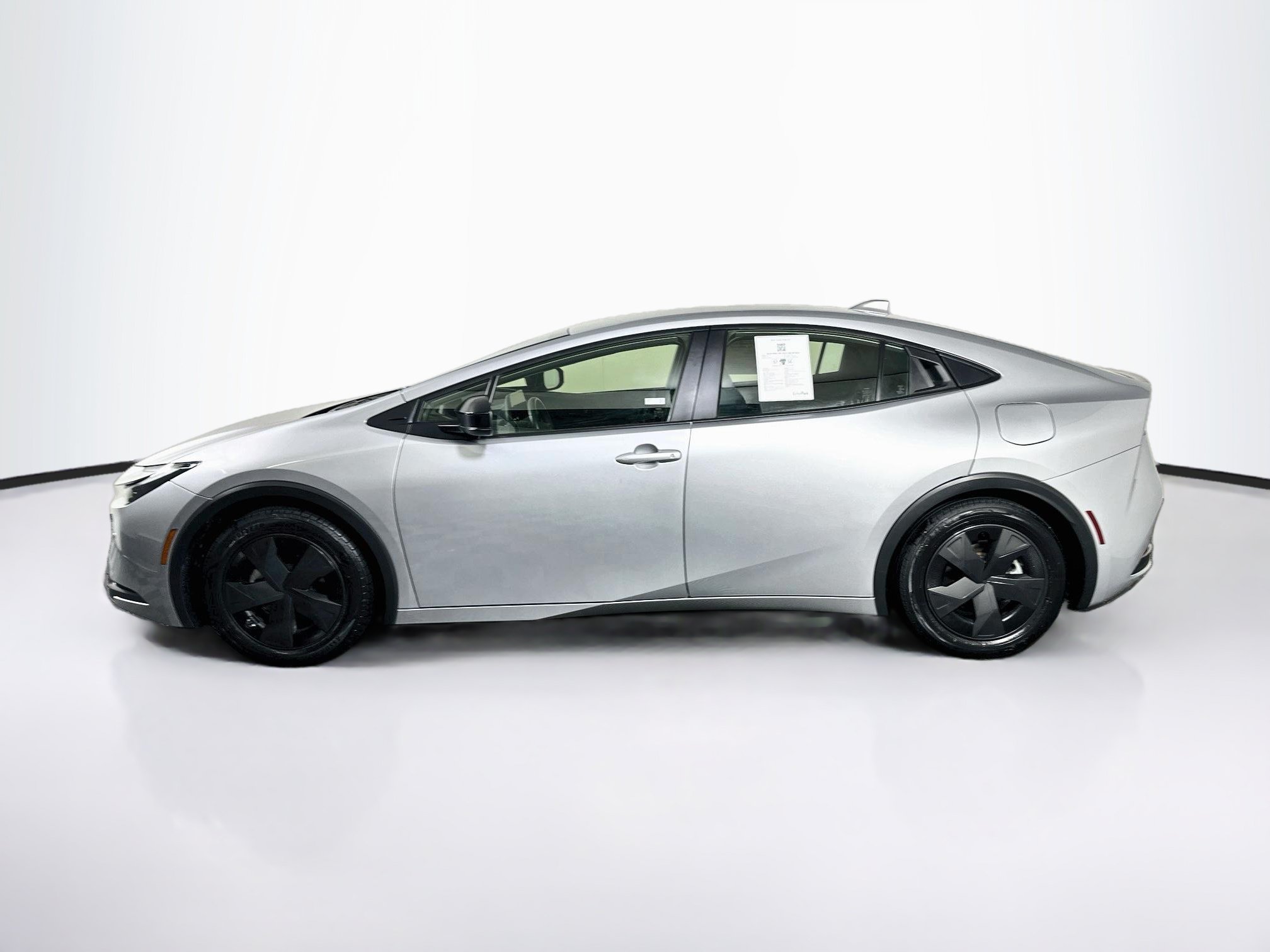 Used 2025 Toyota Prius LE FWD image 4
