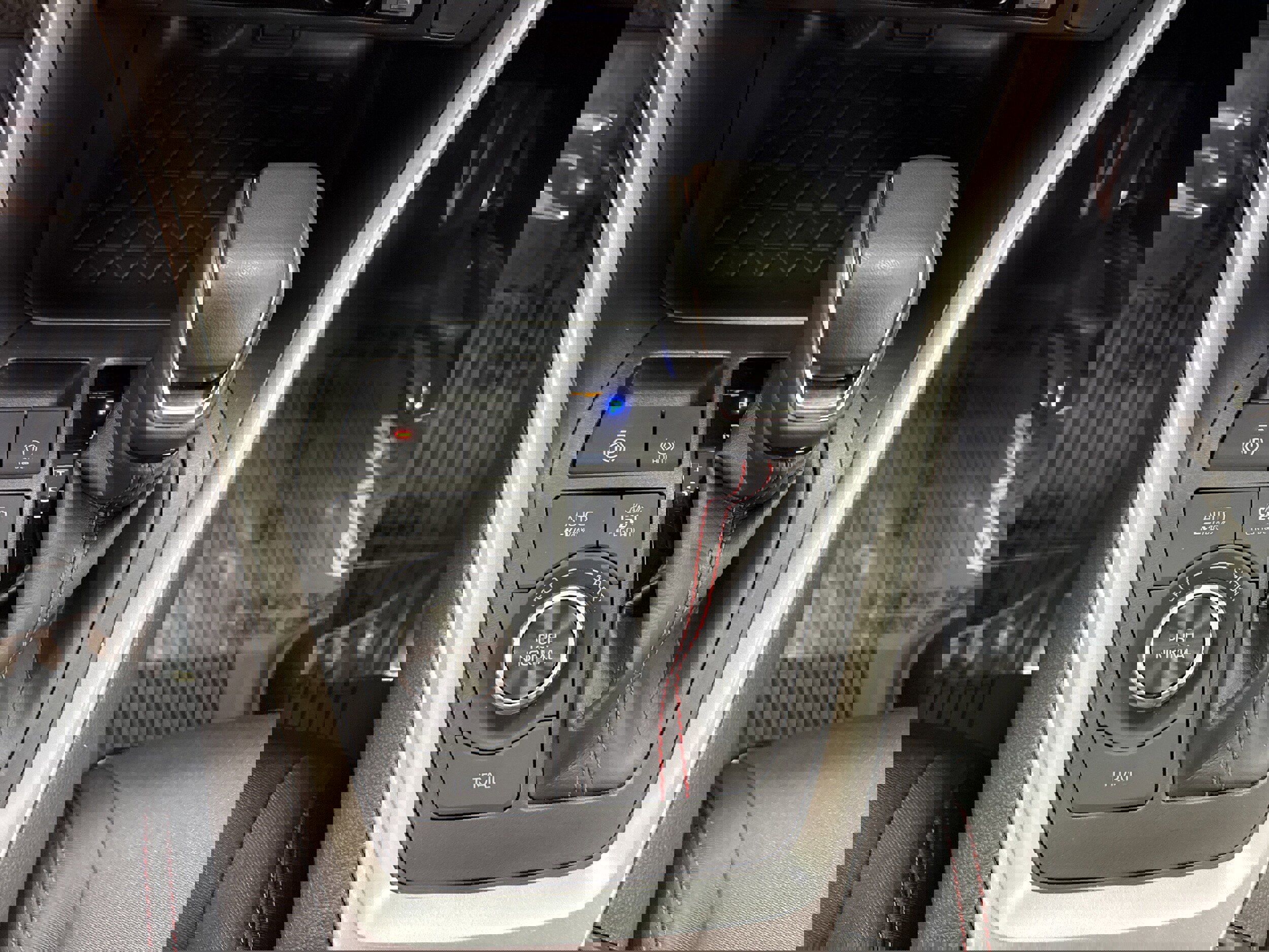 Used 2024 Toyota RAV4 SE w/ Weather & Moonroof Package image 34