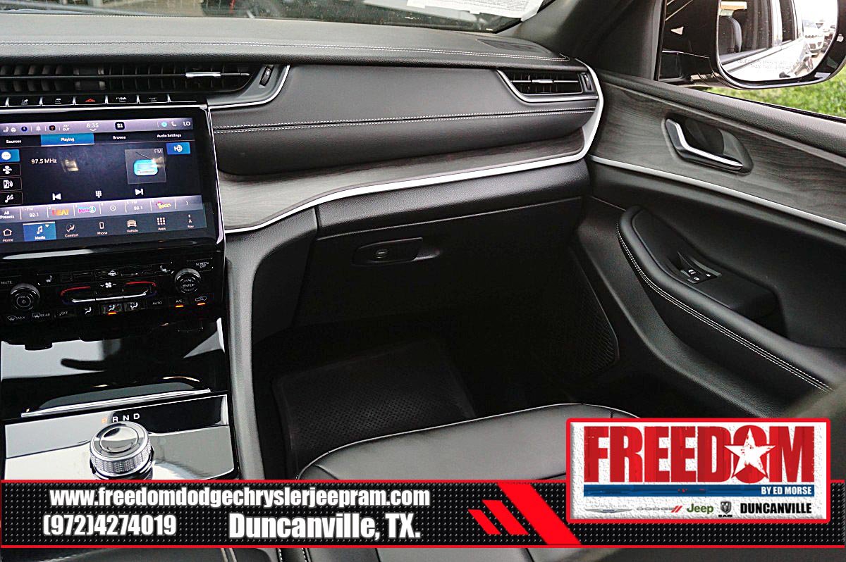 Certified 2025 Jeep Grand Cherokee Limited w/ Black Appearance Package RWD image 37