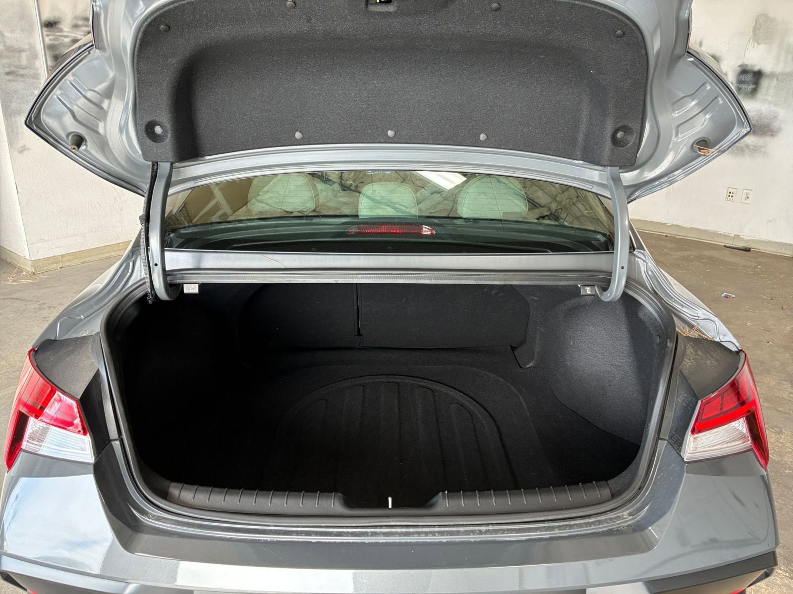Used 2025 Hyundai Elantra Limited FWD image 33
