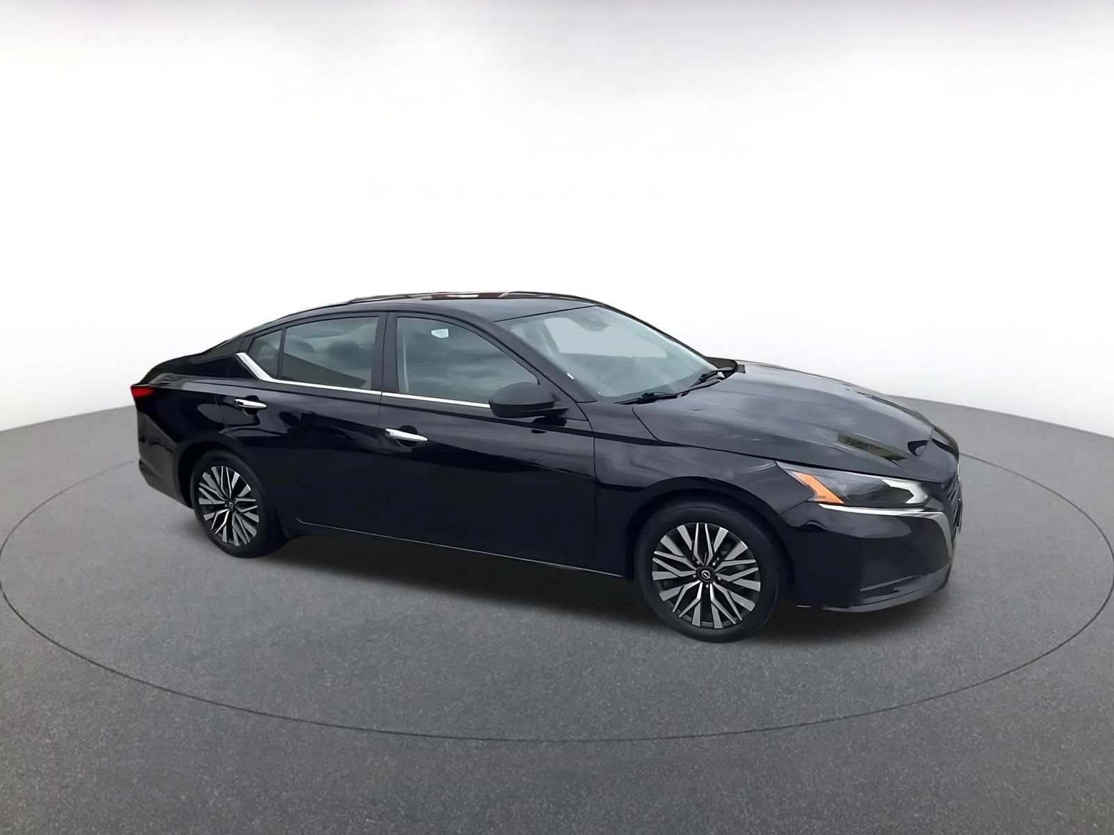 Used 2025 Nissan Altima 2.5 SV FWD image 2