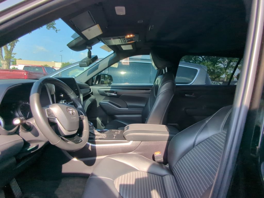 Used 2024 Toyota Highlander XSE FWD image 6