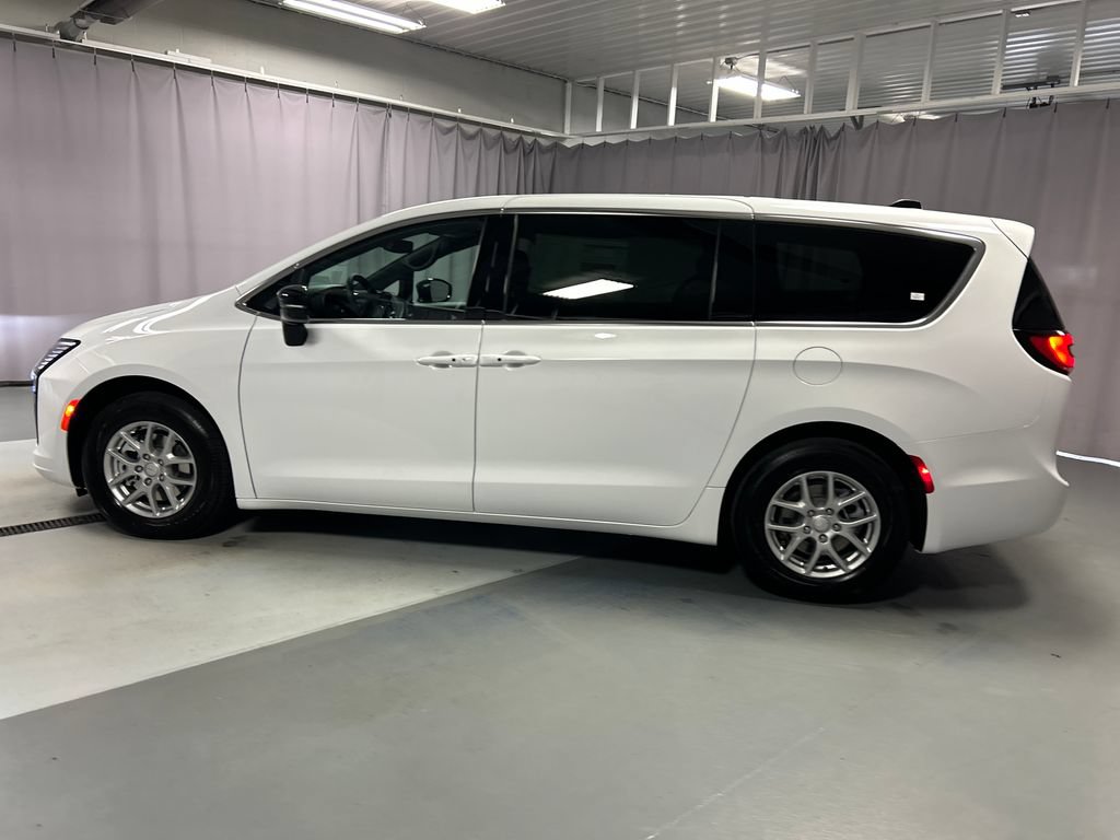 New 2027 Chrysler Pacifica Select w/ Family Tech Group FWD image 4