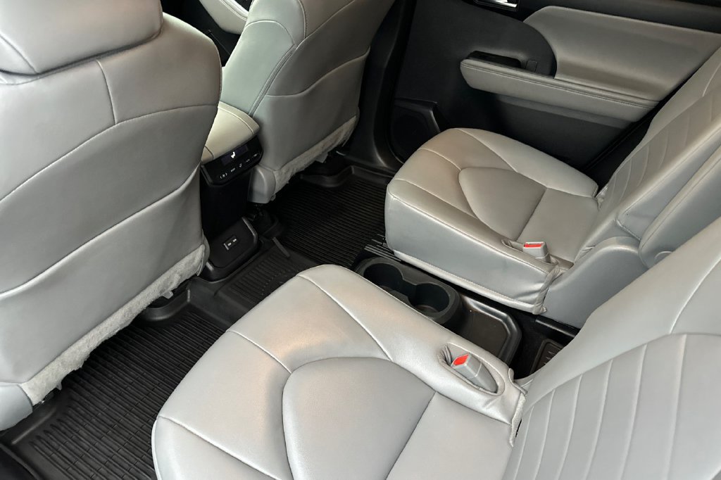 Used 2022 Toyota Highlander XLE AWD/4WD image 16