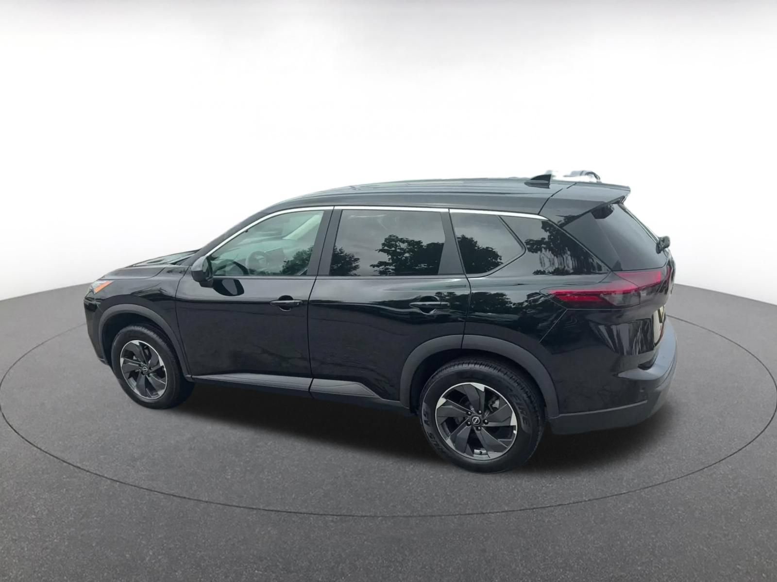 Used 2025 Nissan Rogue SV FWD image 9