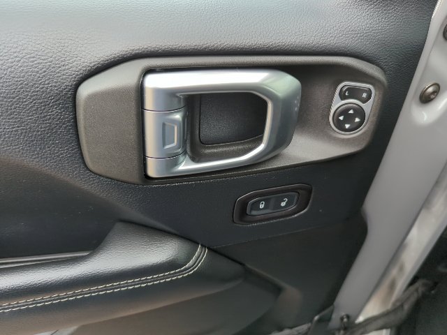 Used 2018 Jeep Wrangler Unlimited Sahara AWD/4WD image 17