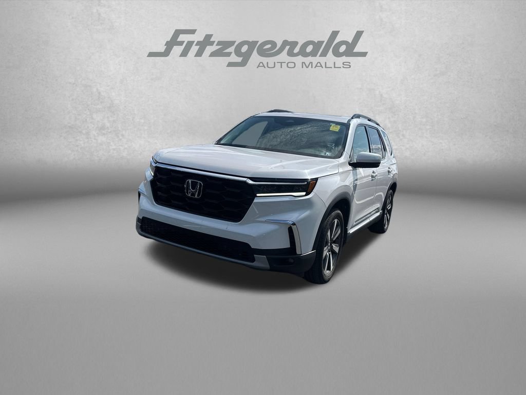 Used 2025 Honda Pilot Touring image 3