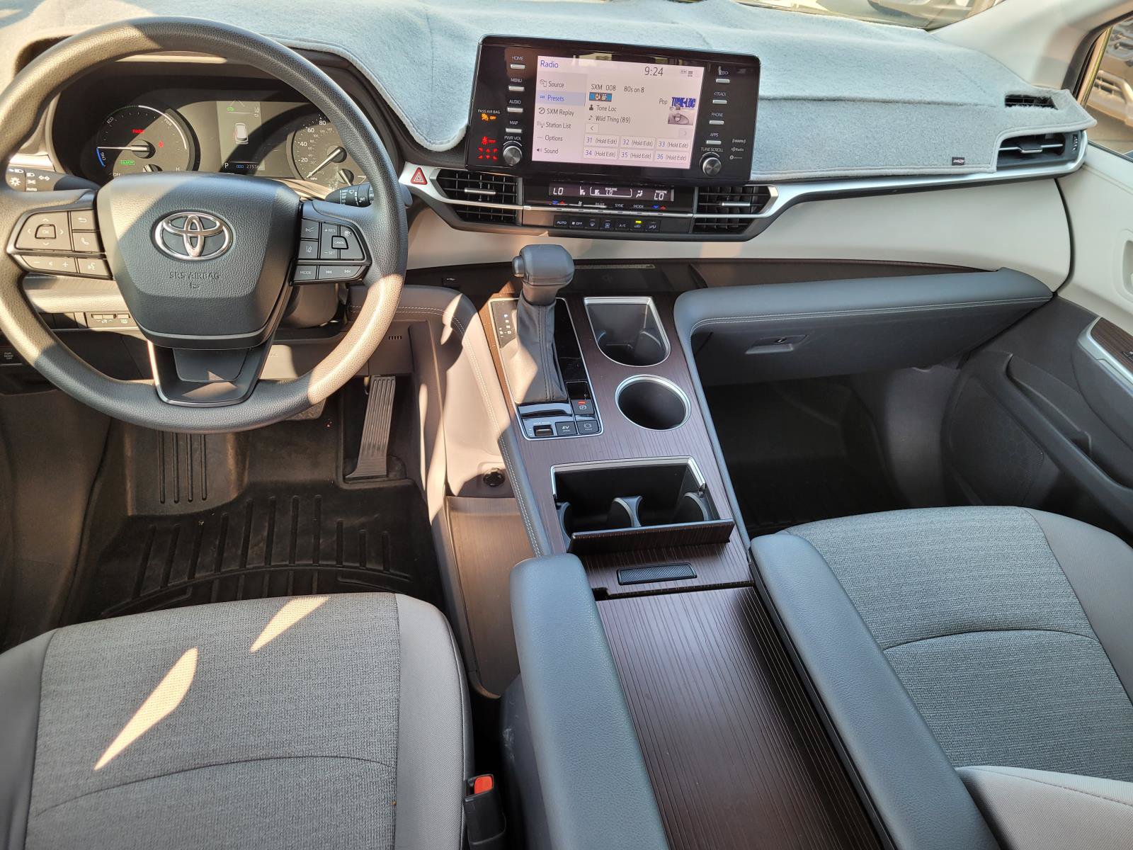 Used 2023 Toyota Sienna LE w/ LE Plus Package FWD image 5