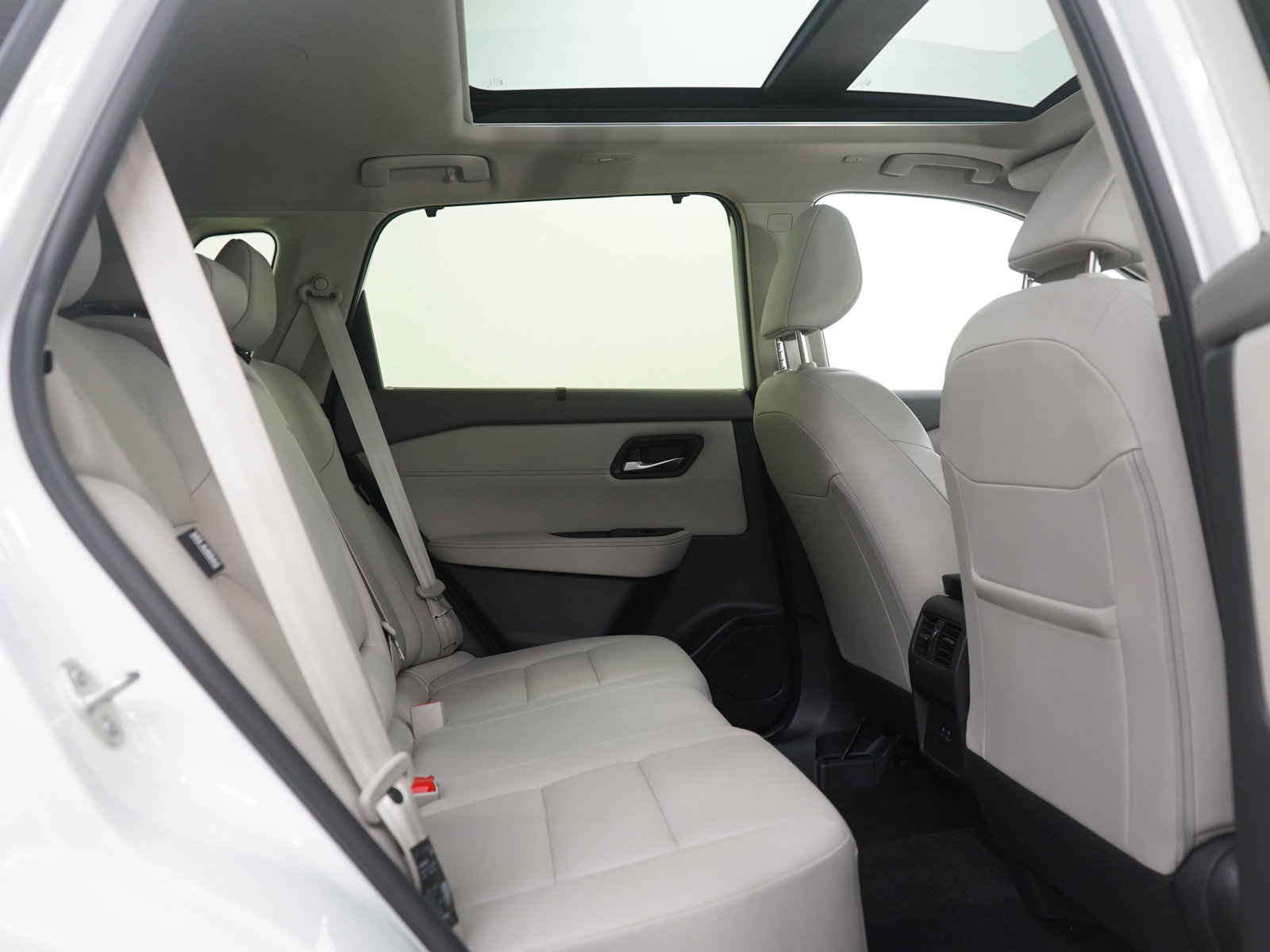 Used 2023 Nissan Rogue SV w/ SV Premium B Package image 12