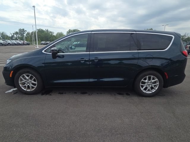 Used 2023 Chrysler Pacifica Touring-L FWD image 16