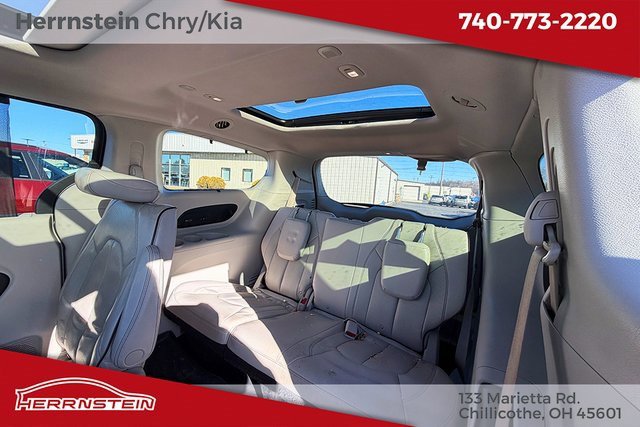Used 2018 Chrysler Pacifica Limited w/ Tire & Wheel Group image 21