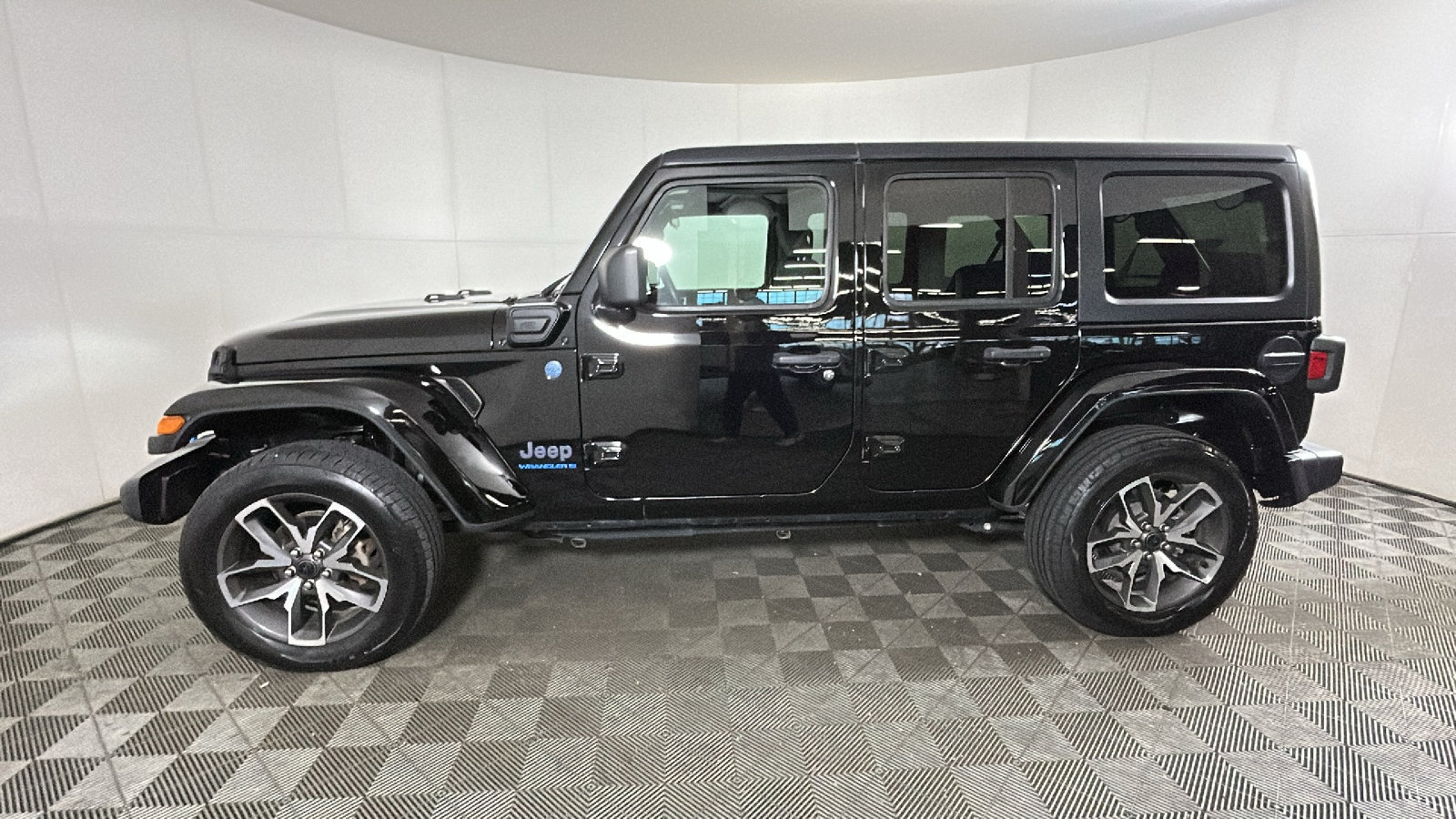 Used 2024 Jeep Wrangler Unlimited AWD/4WD image 7