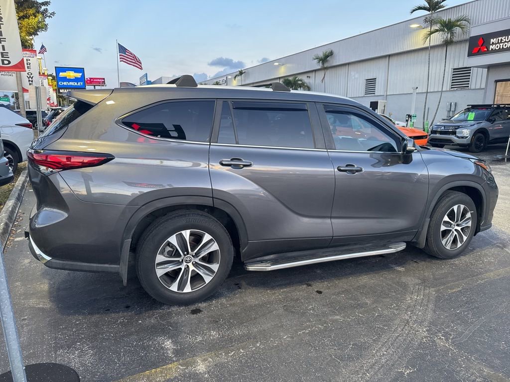 Used 2023 Toyota Highlander XLE image 5