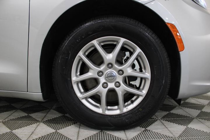 Used 2024 Chrysler Pacifica Touring-L image 45