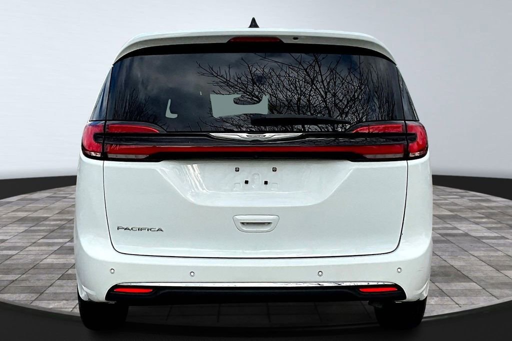 Used 2023 Chrysler Pacifica Touring-L image 5