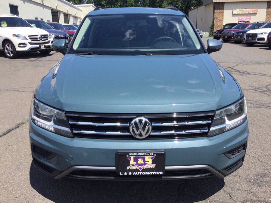 Used 2020 Volkswagen Tiguan SE w/ Panoramic Sunroof Package AWD/4WD image 3