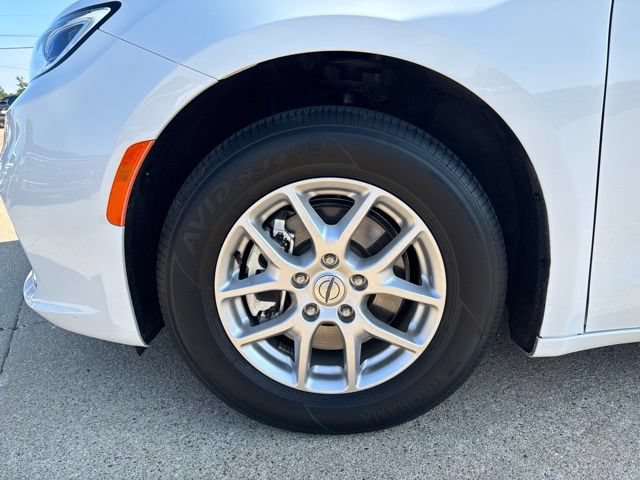 Used 2024 Chrysler Pacifica Touring-L FWD image 12
