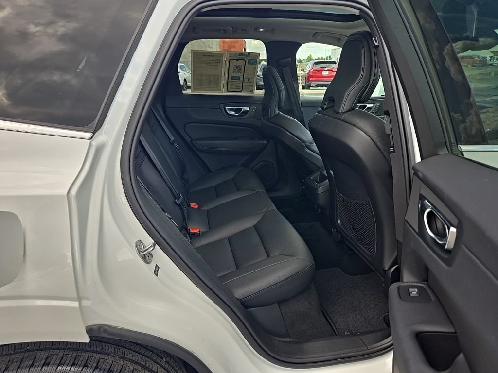 Used 2022 Volvo XC60 B5 Momentum AWD/4WD image 40