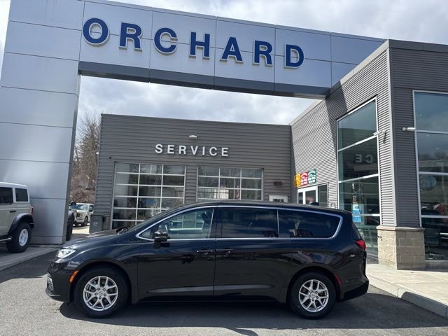 Used 2023 Chrysler Pacifica Touring-L image 2
