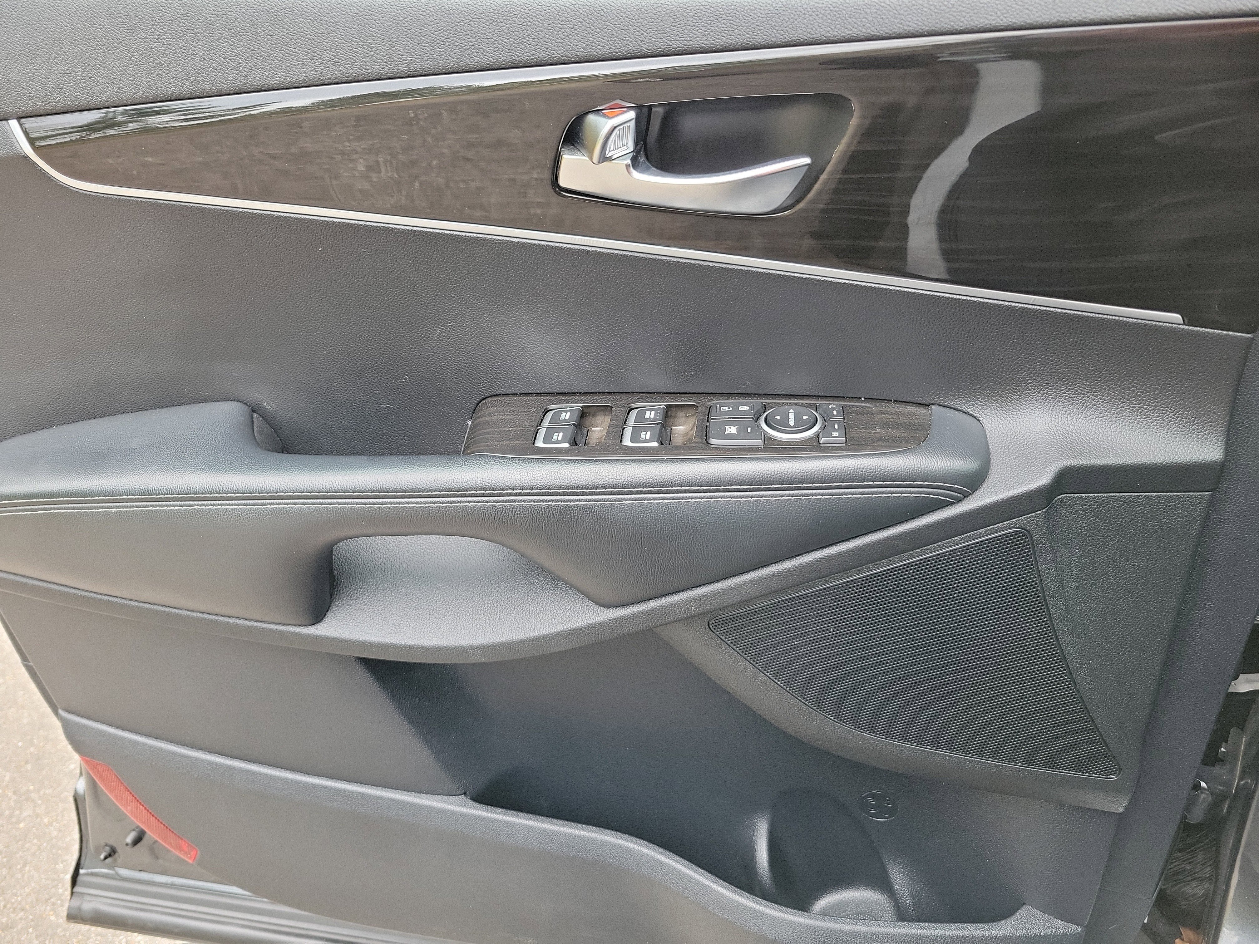 Used 2020 Kia Sorento LX image 17