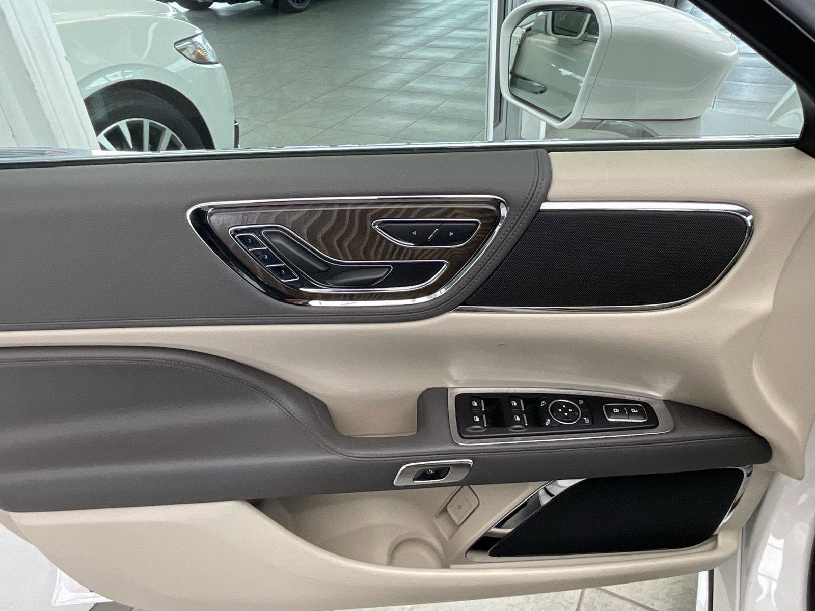 Used 2019 Lincoln Continental Select w/ Continental Climate Package AWD/4WD image 23