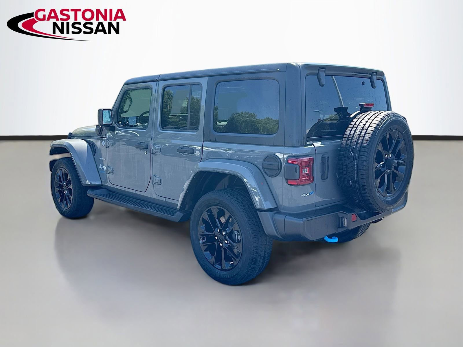 Used 2023 Jeep Wrangler Unlimited Sahara w/ Cold Weather Group AWD/4WD image 6