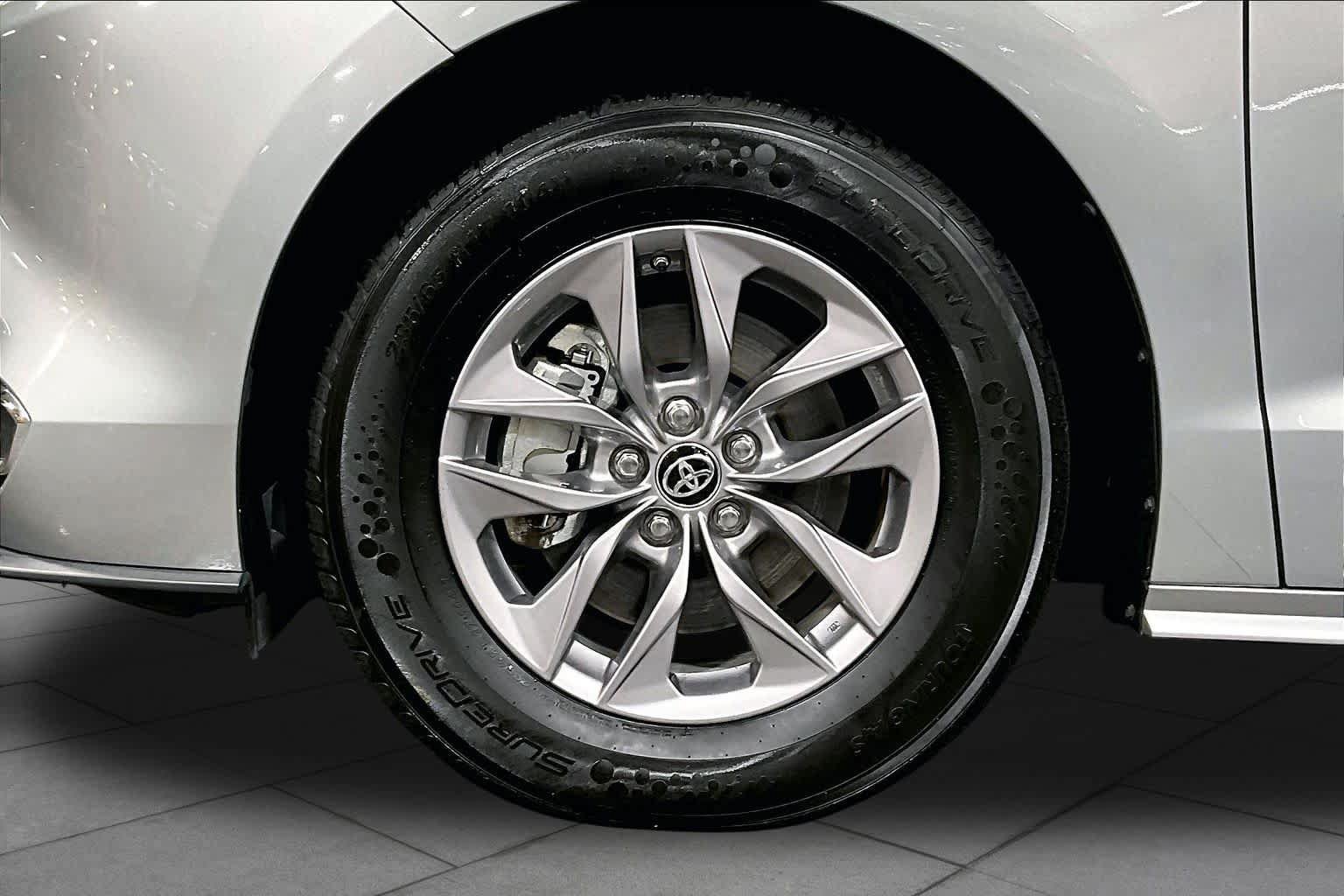 Used 2024 Toyota Sienna XLE FWD image 11