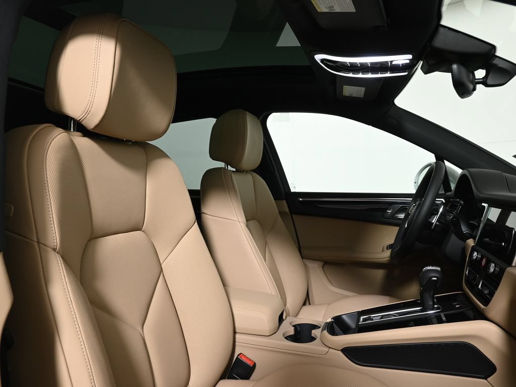 Used 2026 Porsche Macan AWD/4WD image 40