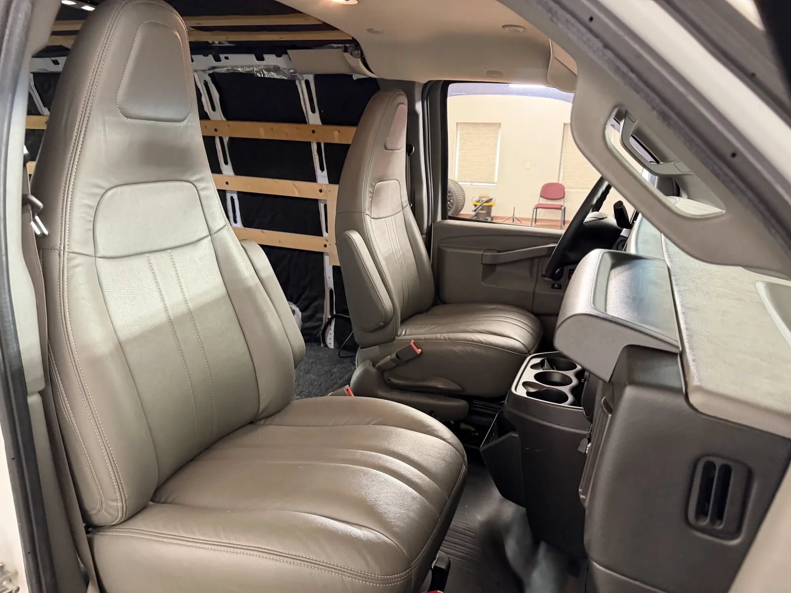 Used 2018 Chevrolet Express 2500 RWD image 29