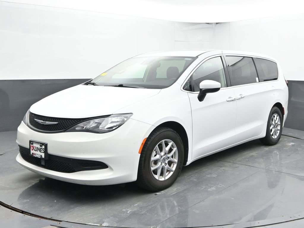 Used 2023 Chrysler Voyager LX FWD image 6