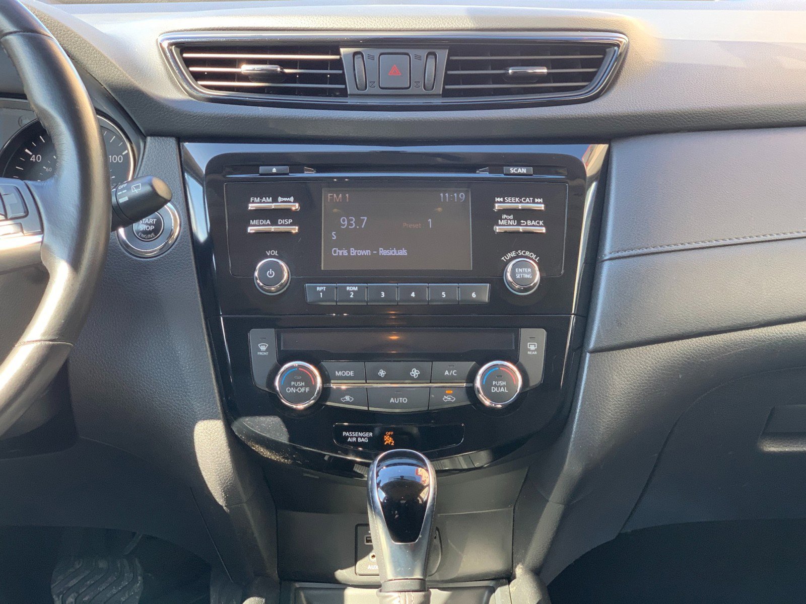 Used 2017 Nissan Rogue SV image 26