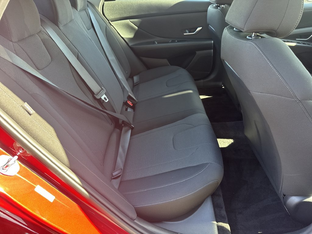 Used 2025 Hyundai Elantra SE FWD image 15