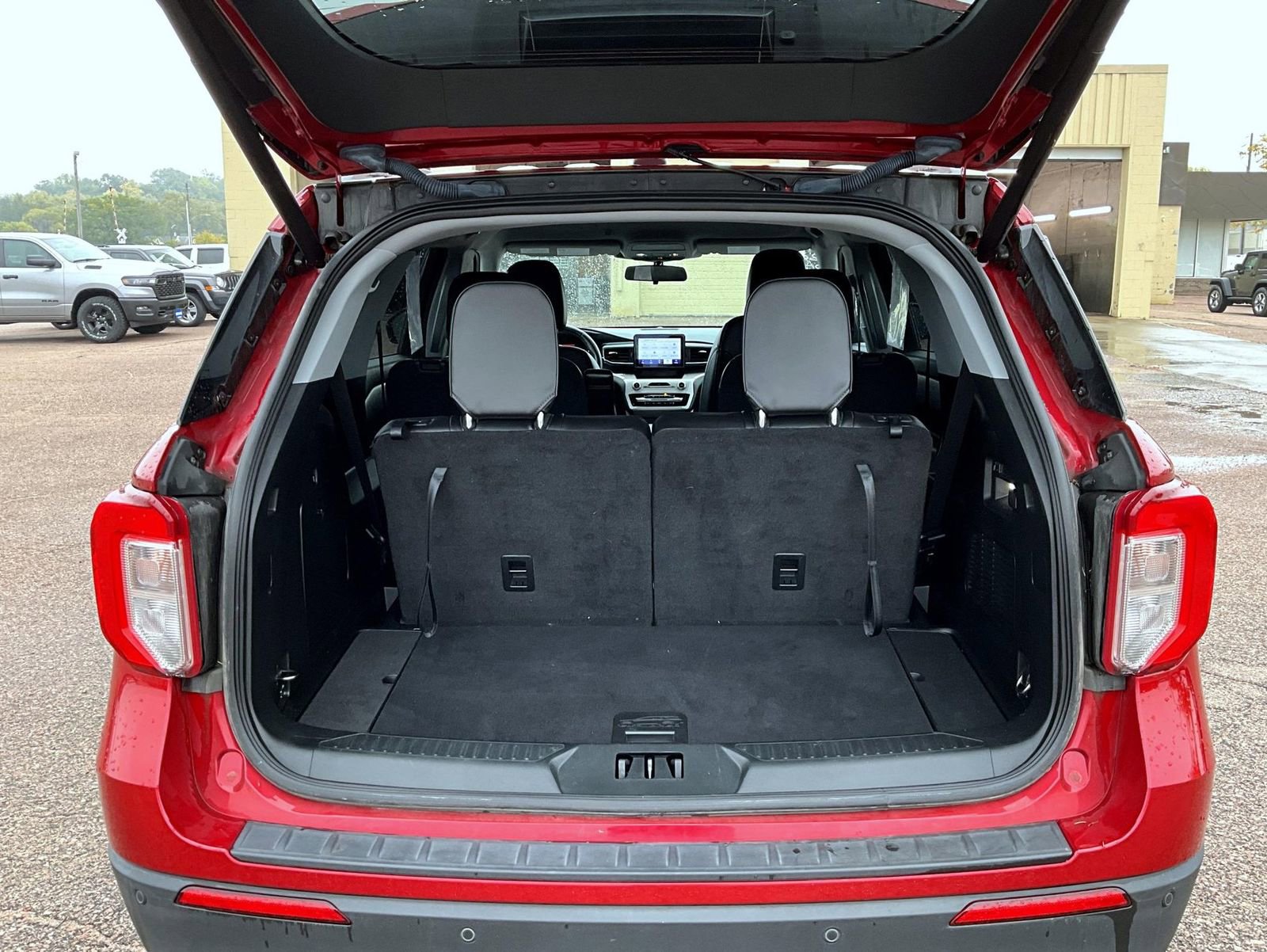 Used 2022 Ford Explorer XLT w/ Equipment Group 202A image 9