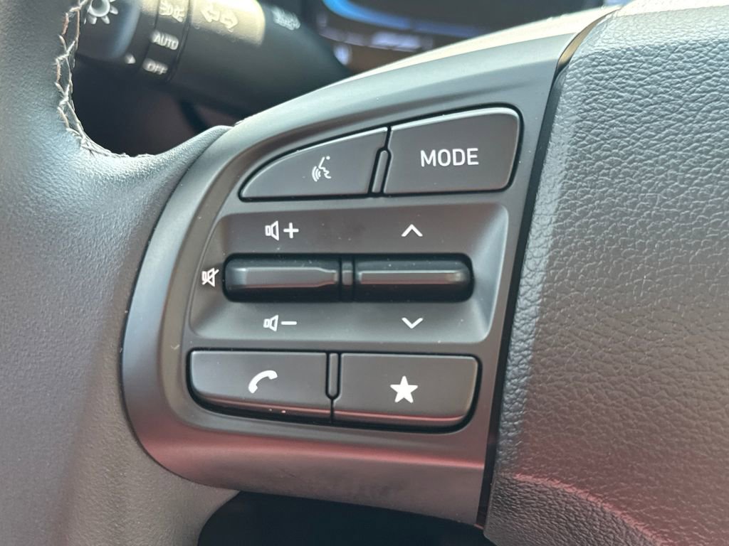 Used 2025 Hyundai Venue SEL image 33