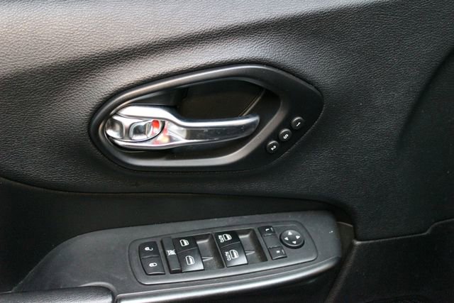 Used 2019 Jeep Cherokee Trailhawk AWD/4WD image 17