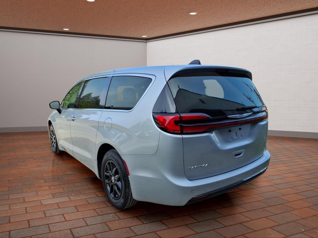 Used 2023 Chrysler Pacifica Touring-L FWD image 7