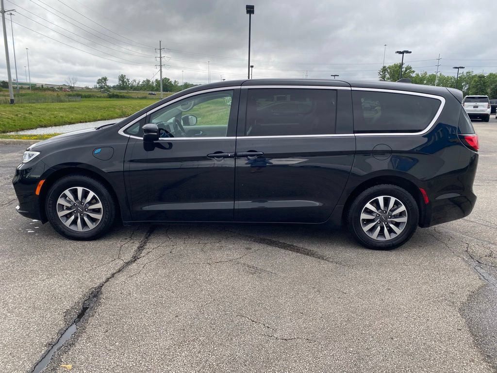 Used 2023 Chrysler Pacifica Touring-L FWD image 4